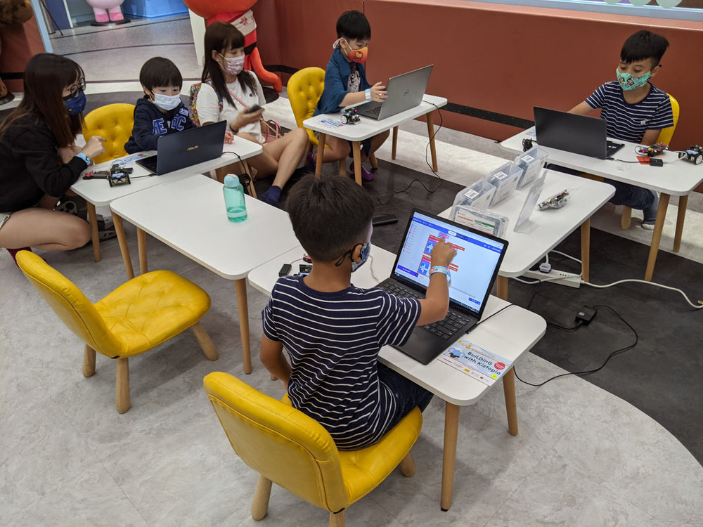 Kids coding with micro:bit